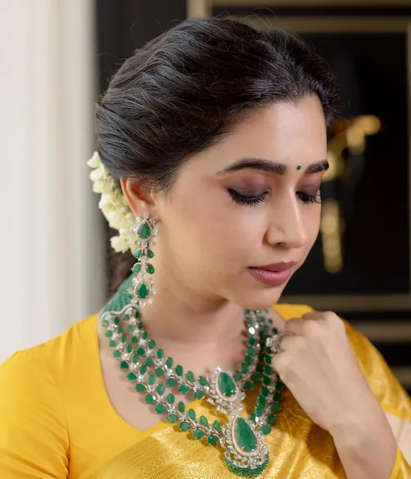 Designer_Cream_Soft_Banarasi_Silk_Saree_With_Surpassing_Blouse_Piece