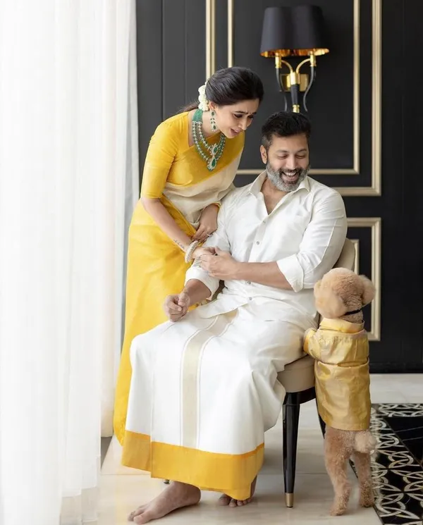 Designer_Cream_Soft_Banarasi_Silk_Saree_With_Surpassing_Blouse_Piece