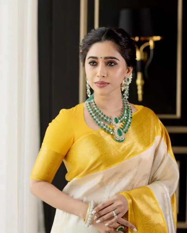 Designer_Cream_Soft_Banarasi_Silk_Saree_With_Surpassing_Blouse_Piece