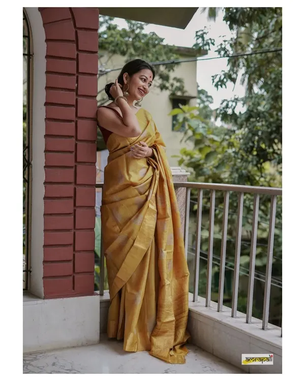 Enigmatic_Yellow_Soft_Banarasi_Silk_Saree_With_Tempting_Blouse_Piece