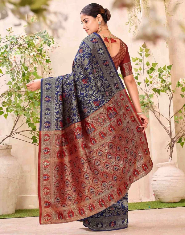 Fancifull_Patola_Silk_Saree_with_Pretty_Blouse_Piece