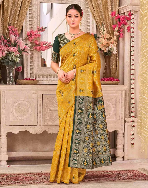 Fancifull_Patola_Silk_Saree_with_Pretty_Blouse_Piece
