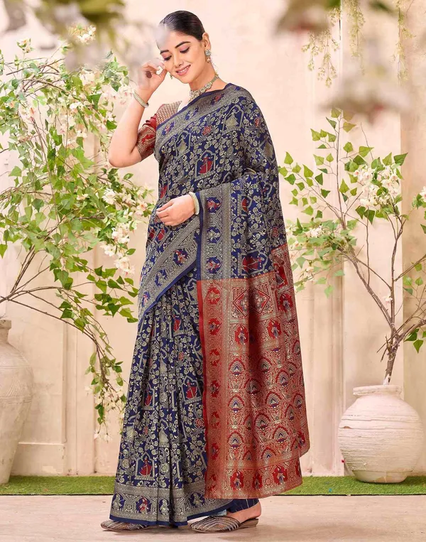 Fancifull_Patola_Silk_Saree_with_Pretty_Blouse_Piece