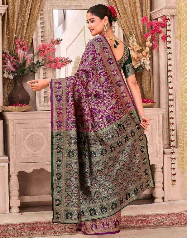 Fancifull_Patola_Silk_Saree_with_Pretty_Blouse_Piece