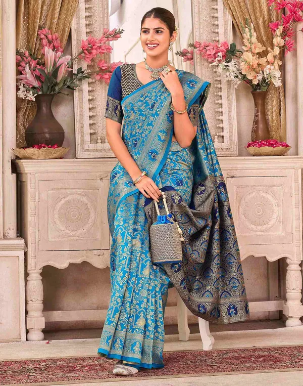 Fancifull_Patola_Silk_Saree_with_Pretty_Blouse_Piece