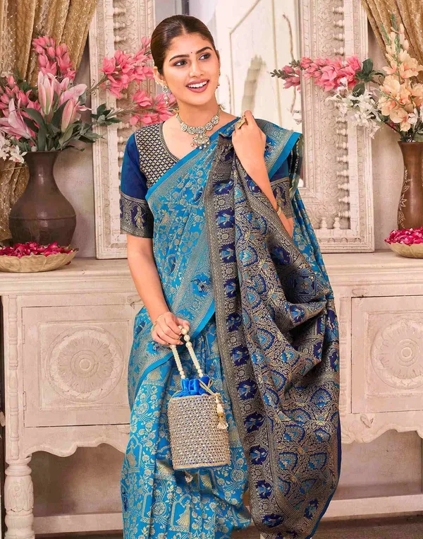 Fancifull_Patola_Silk_Saree_with_Pretty_Blouse_Piece