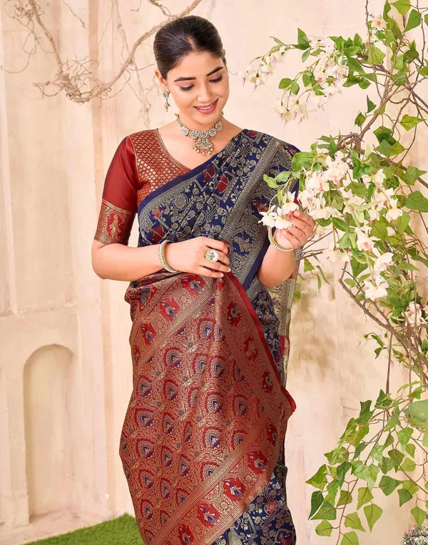 Fancifull_Patola_Silk_Saree_with_Pretty_Blouse_Piece