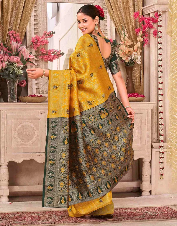Fancifull_Patola_Silk_Saree_with_Pretty_Blouse_Piece