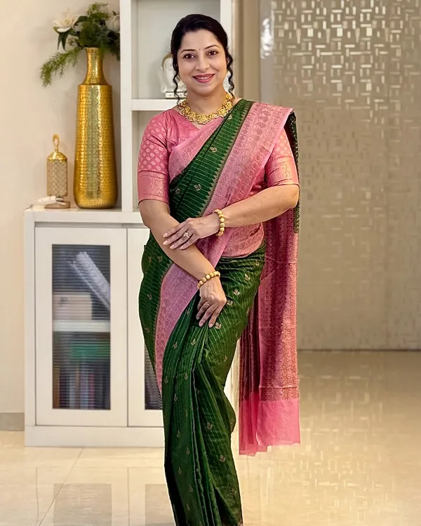 Felicitous_Green_Light_Pink_Soft_Banarasi_Silk_Saree_With_Enchanting_Blouse_Piece