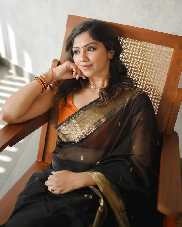 Flattering_Black_Orange_Cotton_Silk_Saree_With_Extraordinary_Blouse_Piece