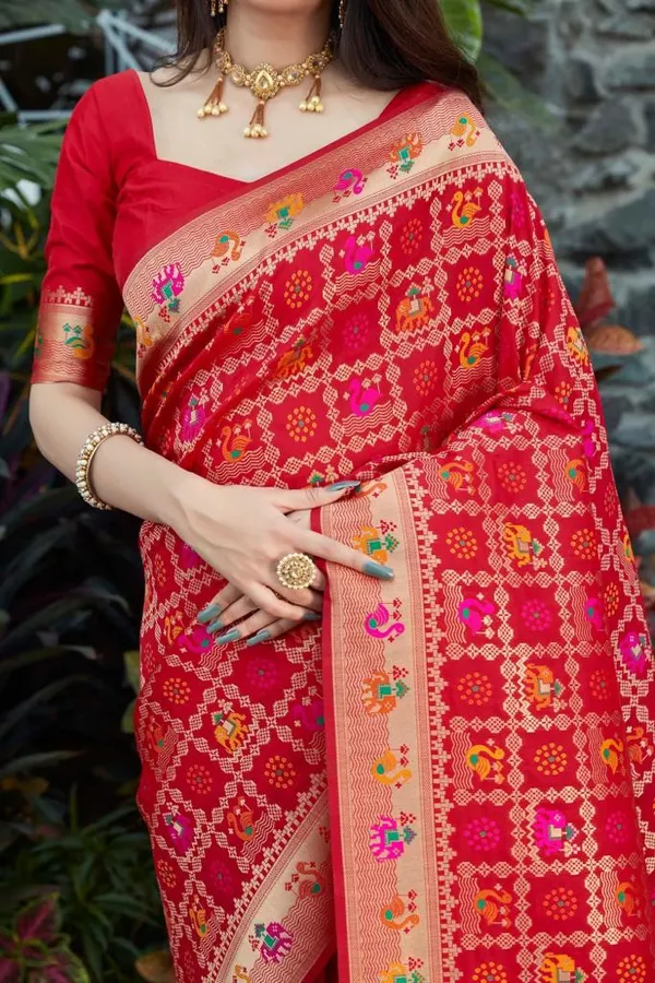 Fugacious_Red_Banarasi_Silk_Saree_With_Seraglio_Blouse_Piece
