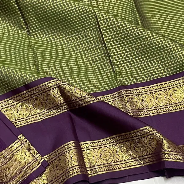 Invaluable_Dark_Green_Soft_Banarasi_Silk_Saree_With_Outstanding_Blouse_Piece