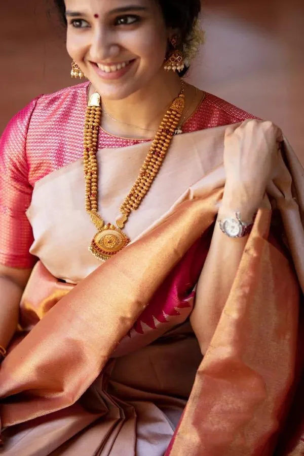 Invaluable_Peach_Soft_Banarasi_Silk_Saree_With_Surpassing_Blouse_Piece