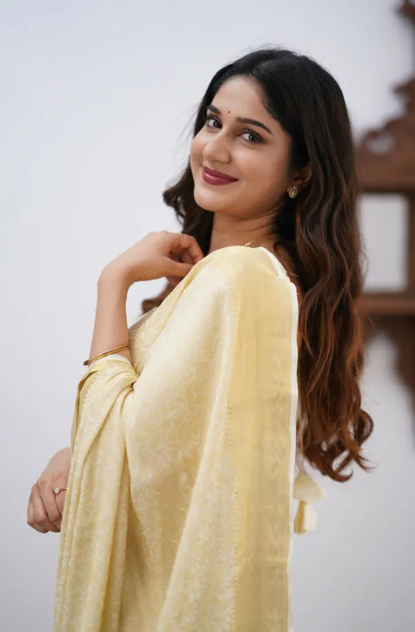 Lissome_Off_White_Soft_Silk_Saree_With_Admirable_Blouse_Piece