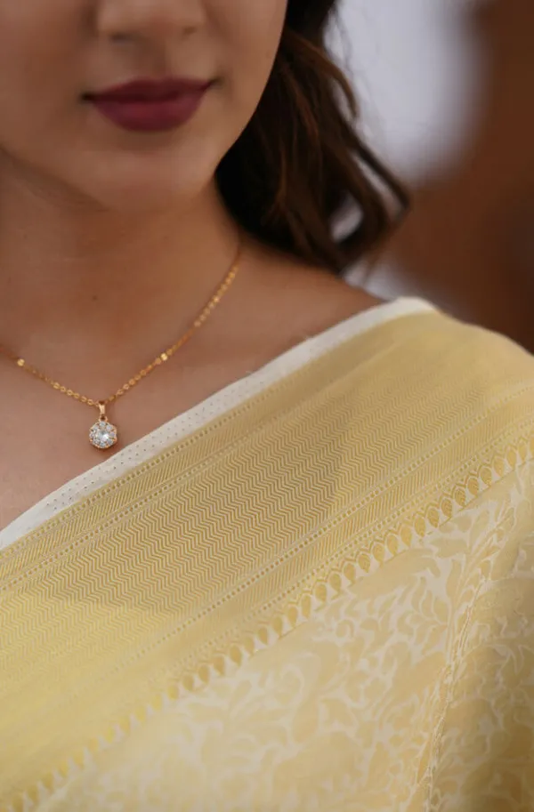 Lissome_Off_White_Soft_Silk_Saree_With_Admirable_Blouse_Piece