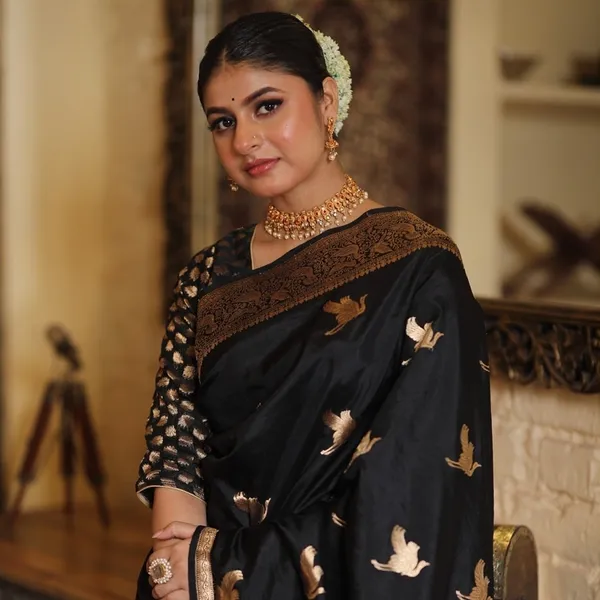 Marvellous_Black_Soft_Banarasi_Silk_Saree_With_Unique_Blouse_Piece