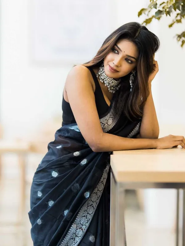 Nemesis_Black_Soft_Silk_Saree_With_Artistic_Blouse_Piece