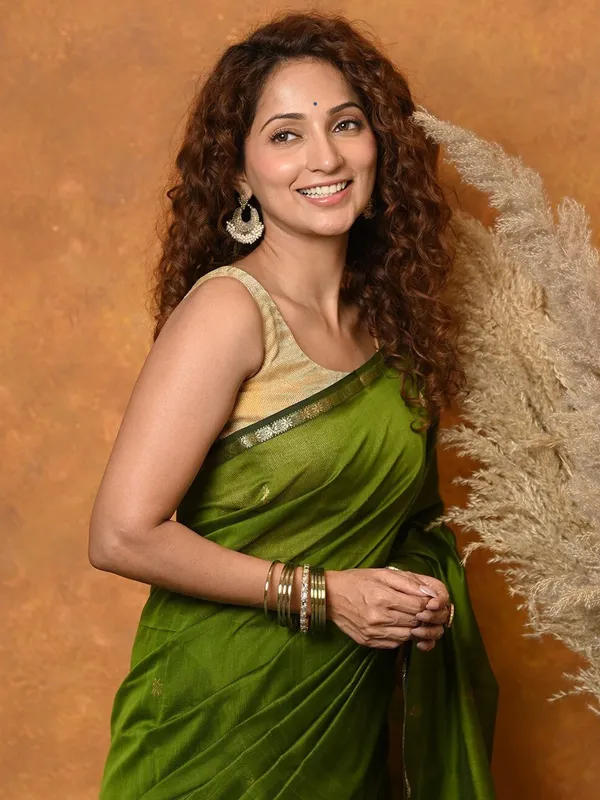 Outstanding_hite_Cotton_Silk_Saree_With_Deserving_Blouse_Piece