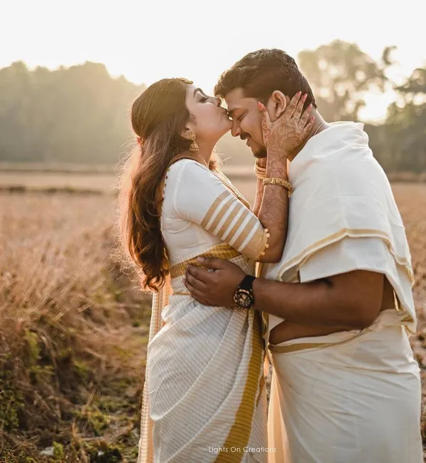 Prettiest_White_Soft_Banarasi_Silk_Saree_With_Twirling_Blouse_Piece