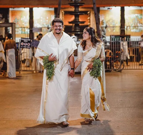 Prettiest_White_Soft_Banarasi_Silk_Saree_With_Twirling_Blouse_Piece