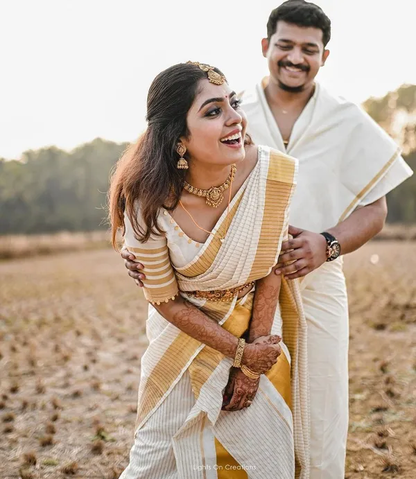 Prettiest_White_Soft_Banarasi_Silk_Saree_With_Twirling_Blouse_Piece
