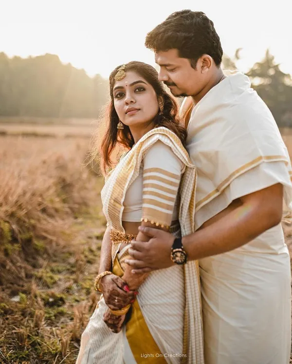 Prettiest_White_Soft_Banarasi_Silk_Saree_With_Twirling_Blouse_Piece