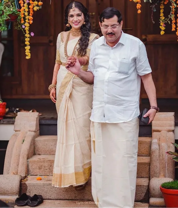 Prettiest_White_Soft_Banarasi_Silk_Saree_With_Twirling_Blouse_Piece