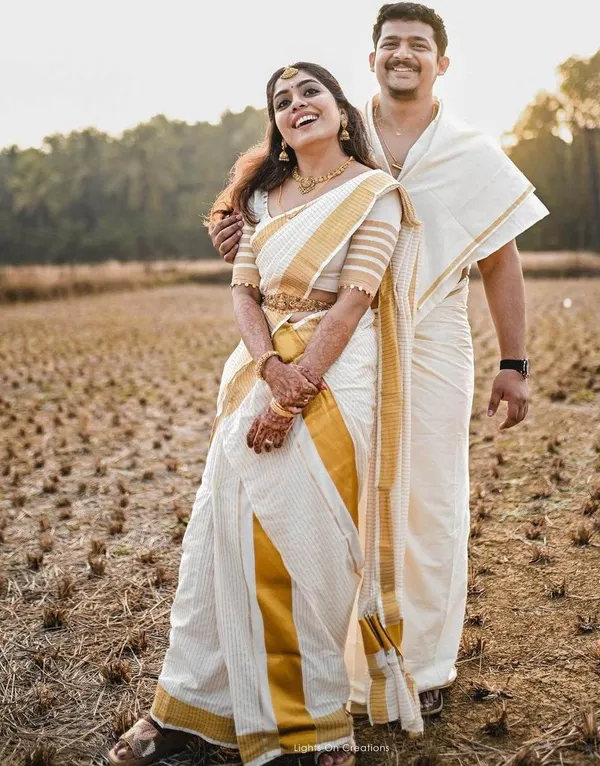 Prettiest_White_Soft_Banarasi_Silk_Saree_With_Twirling_Blouse_Piece