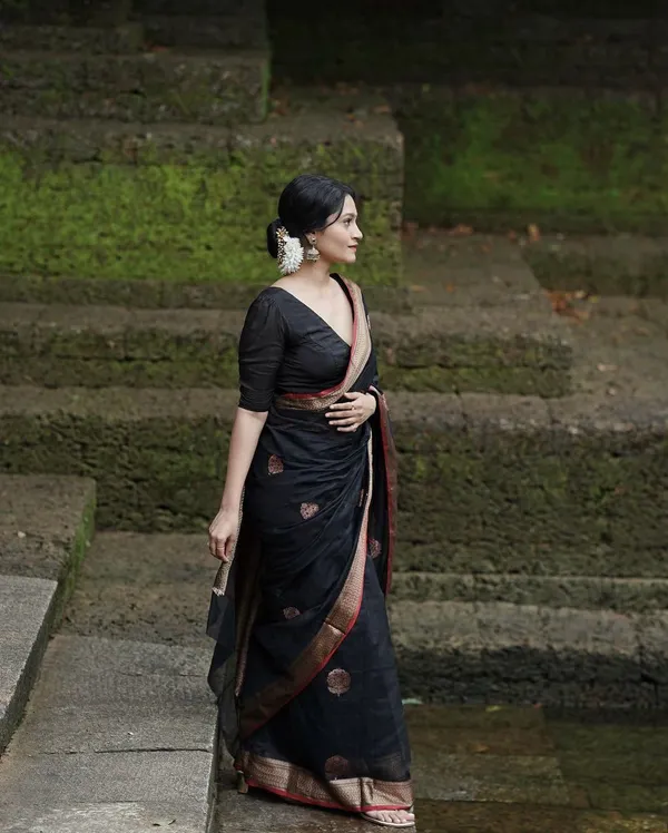 Pretty_Black_Soft_Banarasi_Silk_Saree_With_Dazzling_Blouse_Piece