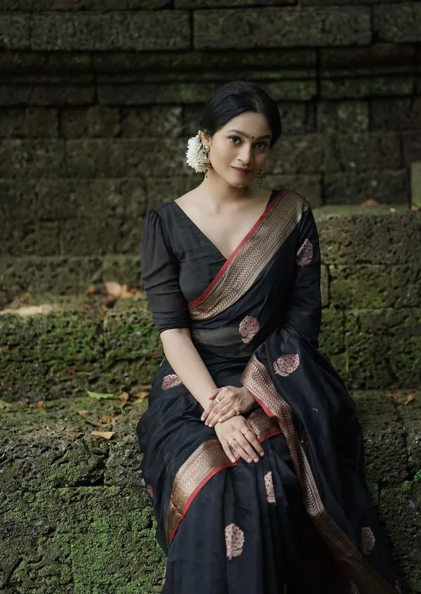 Pretty_Black_Soft_Banarasi_Silk_Saree_With_Dazzling_Blouse_Piece