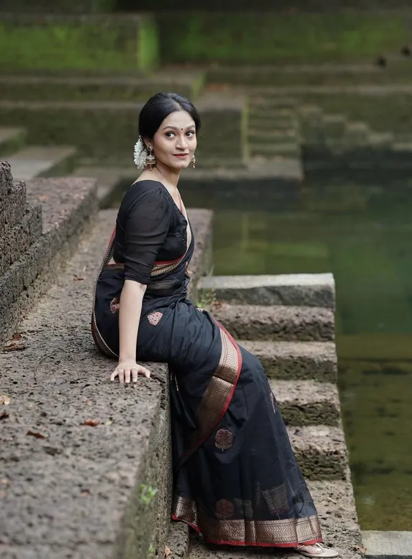 Pretty_Black_Soft_Banarasi_Silk_Saree_With_Dazzling_Blouse_Piece