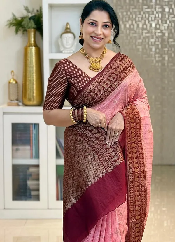 Splendorous_Peach_Maroon_Soft_Banarasi_Silk_Saree_With_Luxuriant_Blouse_Piece