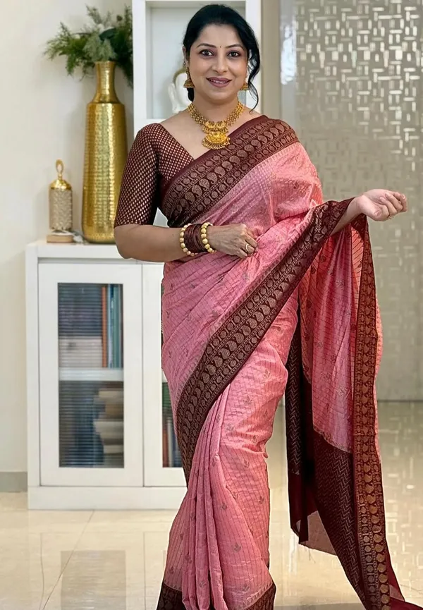 Splendorous_Peach_Maroon_Soft_Banarasi_Silk_Saree_With_Luxuriant_Blouse_Piece