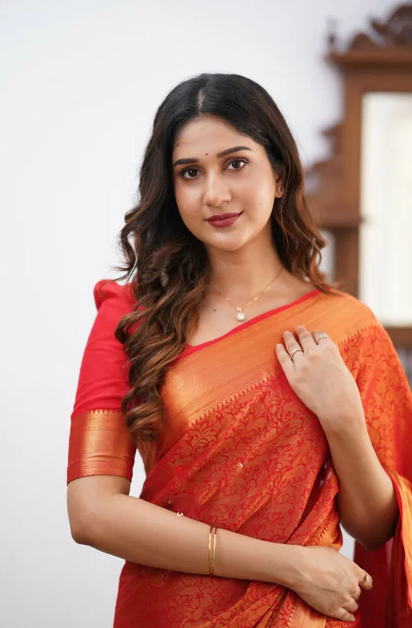 Stylish_Red_Soft_Silk_Saree_With_Hypnotic_Blouse_Piece