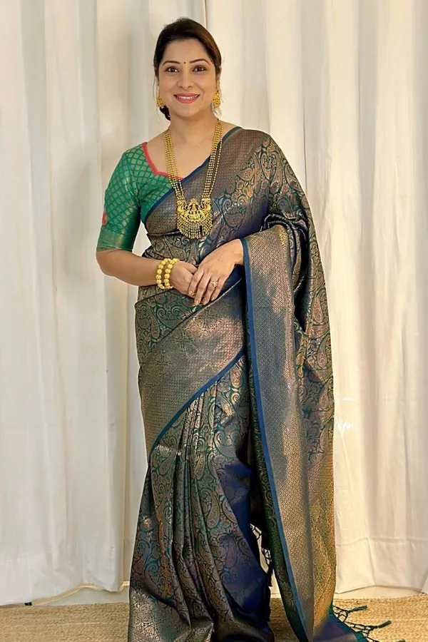 Surpassing_Dark_Green_Soft_Silk_Saree_With_Dazzling_Blouse_Piece