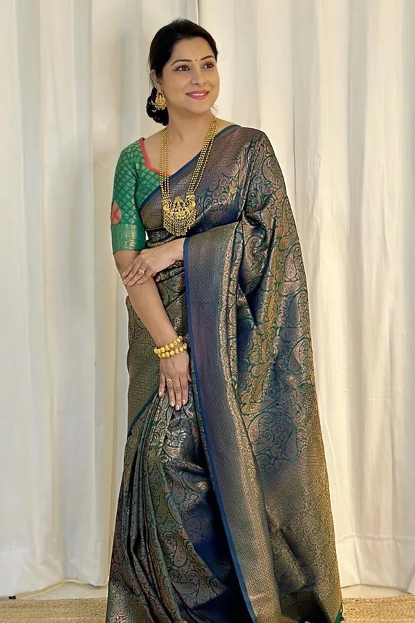 Surpassing_Dark_Green_Soft_Silk_Saree_With_Dazzling_Blouse_Piece