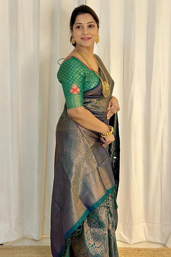 Surpassing_Dark_Green_Soft_Silk_Saree_With_Dazzling_Blouse_Piece