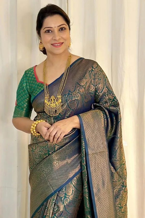 Surpassing_Dark_Green_Soft_Silk_Saree_With_Dazzling_Blouse_Piece