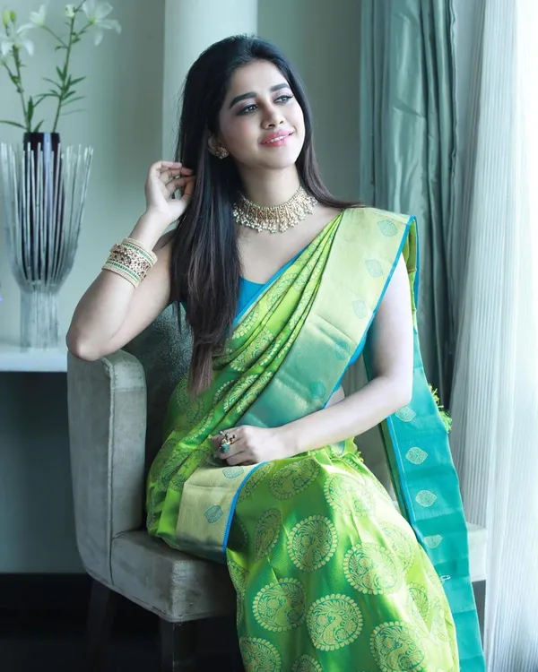 Outstanding_Green_Soft_Banarasi_Silk_Saree_With_Angelic_Blouse_Piece