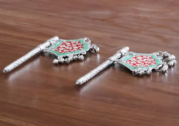 Traditional_God_Fan,_Silver-Plated_Metal_with_Red_and_Green_Enamel_Work,Metal_Hand_Fan_for_God_Idol_Pankhi_with_Mennakari