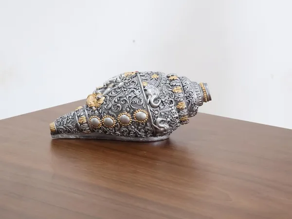 KridayKraft_Decorative_Lord_Ganesha_Shank,_Silver_Toned,_Conch_Shell_for_Wealth,_Prosperity_and_Good_Luck_Intricate_Design,_12_cm_x_6_cm