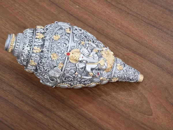 KridayKraft_Decorative_Lord_Ganesha_Shank,_Silver_Toned,_Conch_Shell_for_Wealth,_Prosperity_and_Good_Luck_Intricate_Design,_12_cm_x_6_cm