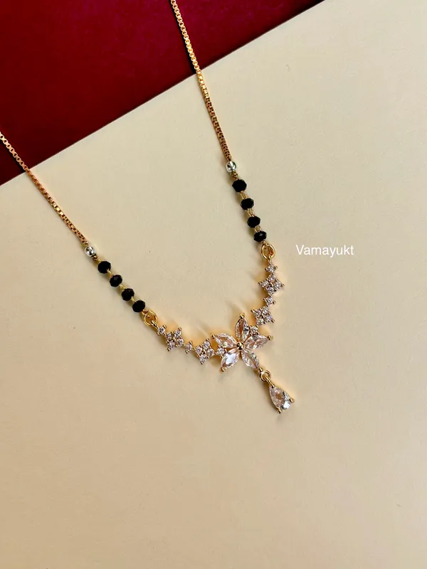 https://d1311wbk6unapo.cloudfront.net/NushopCatalogue/tr:f-webp,w-600,fo-auto/63b013893de9670012c6650a/cat_img/Blossom__modern_mangalsutra__LSYNSNTR5W_2024-10-01_1.jpeg__Vamayukt