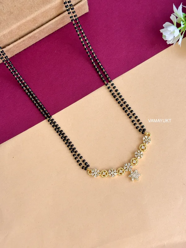 Meenakshi_elegant_mangalsutra_with_earring