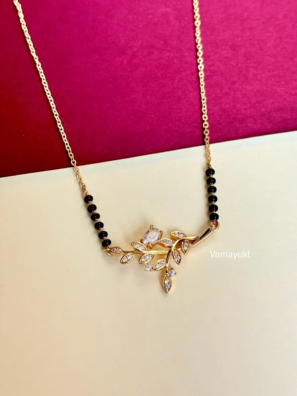 https://d1311wbk6unapo.cloudfront.net/NushopCatalogue/tr:f-webp,w-600,fo-auto/63b013893de9670012c6650a/cat_img/Hazelleaf_modern_mangalsutra_Q0I7SQMKN4_2024-10-01_1.jpeg__Vamayukt