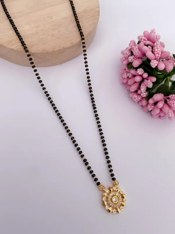 https://d1311wbk6unapo.cloudfront.net/NushopCatalogue/tr:f-webp,w-600,fo-auto/63b013893de9670012c6650a/cat_img/Hexaflower_Gold_mangalsutra_KDIWONW0JM_2024-10-14_1.jpeg__Vamayukt