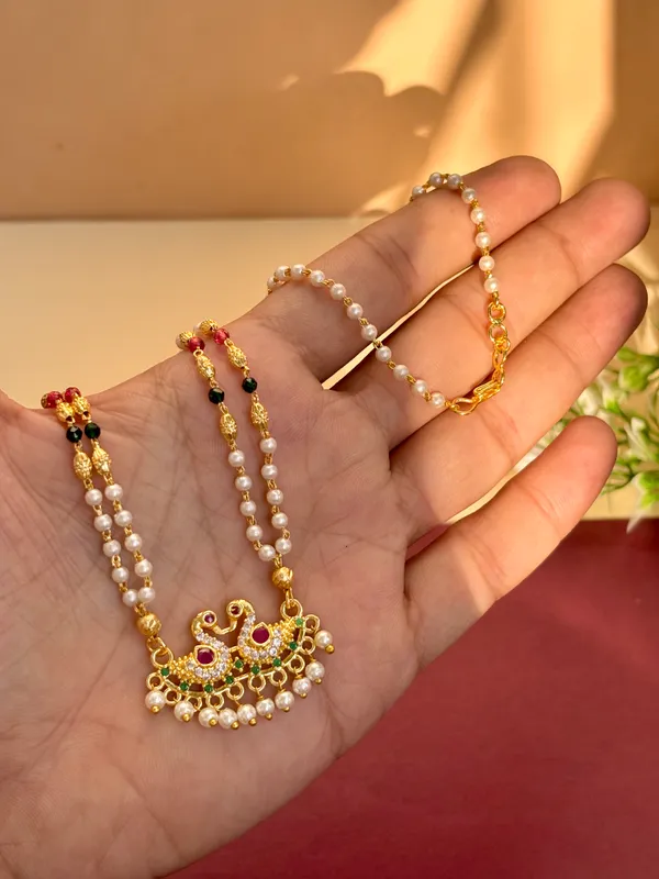 Peacock_pearl_necklace