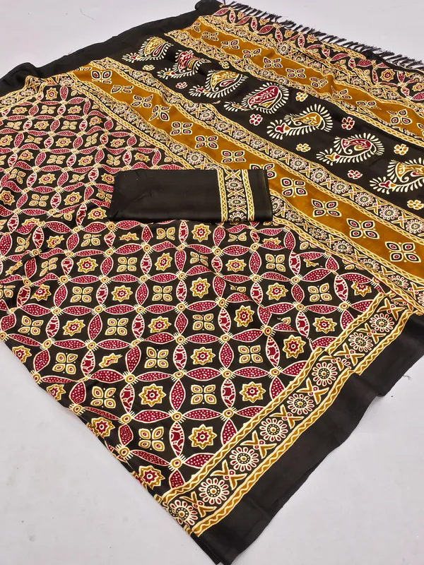 Panoply_Black_Color_Kalamkari_Printed_Cotton_Saree_With_Classy_Blouse_Piece