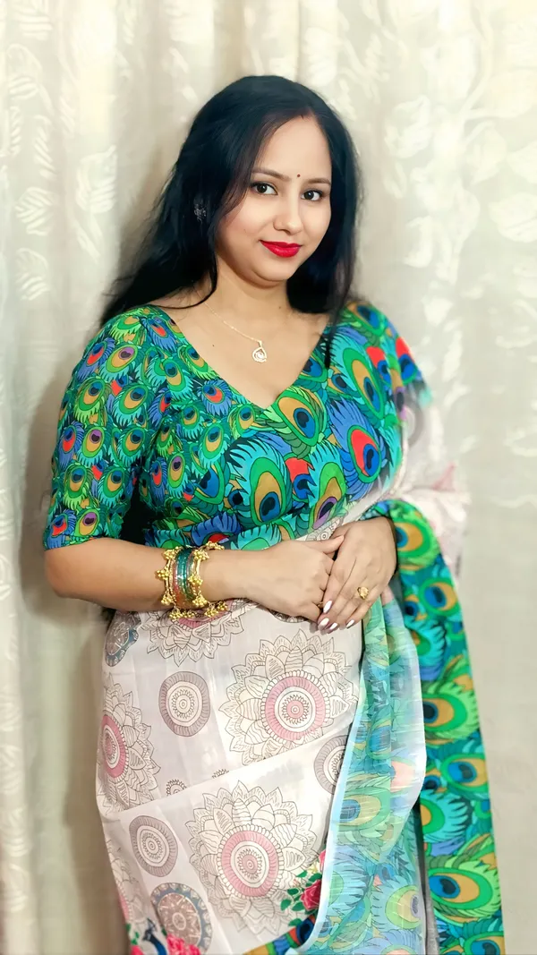 Elegant_White_Linen_Printed_Saree_with_Unstitched_Blouse_Piece