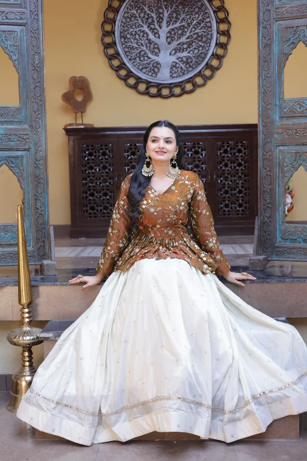 Silk_Lehenga_with_sequins,_zari_&_mirror_embellished_work,_paired_with_a_stylish_blouse._Gives_a_beautiful_flared_look_�_perfect_for_parties_&_festive_wear._Unstitched_blouse_included._?